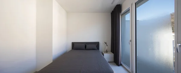 Grote slaapkamer in een modern appartement — Stockfoto