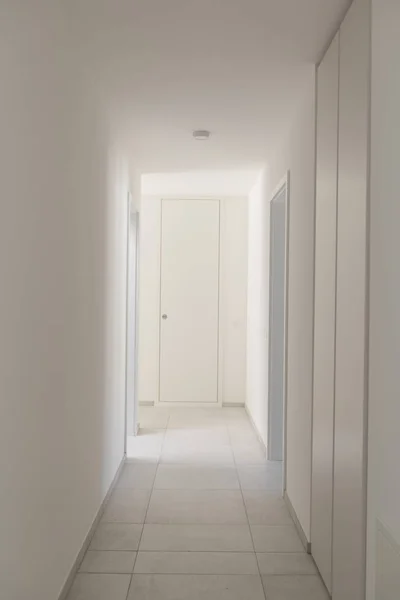 Белый пустой коридор со множеством шкафов — стоковое фото