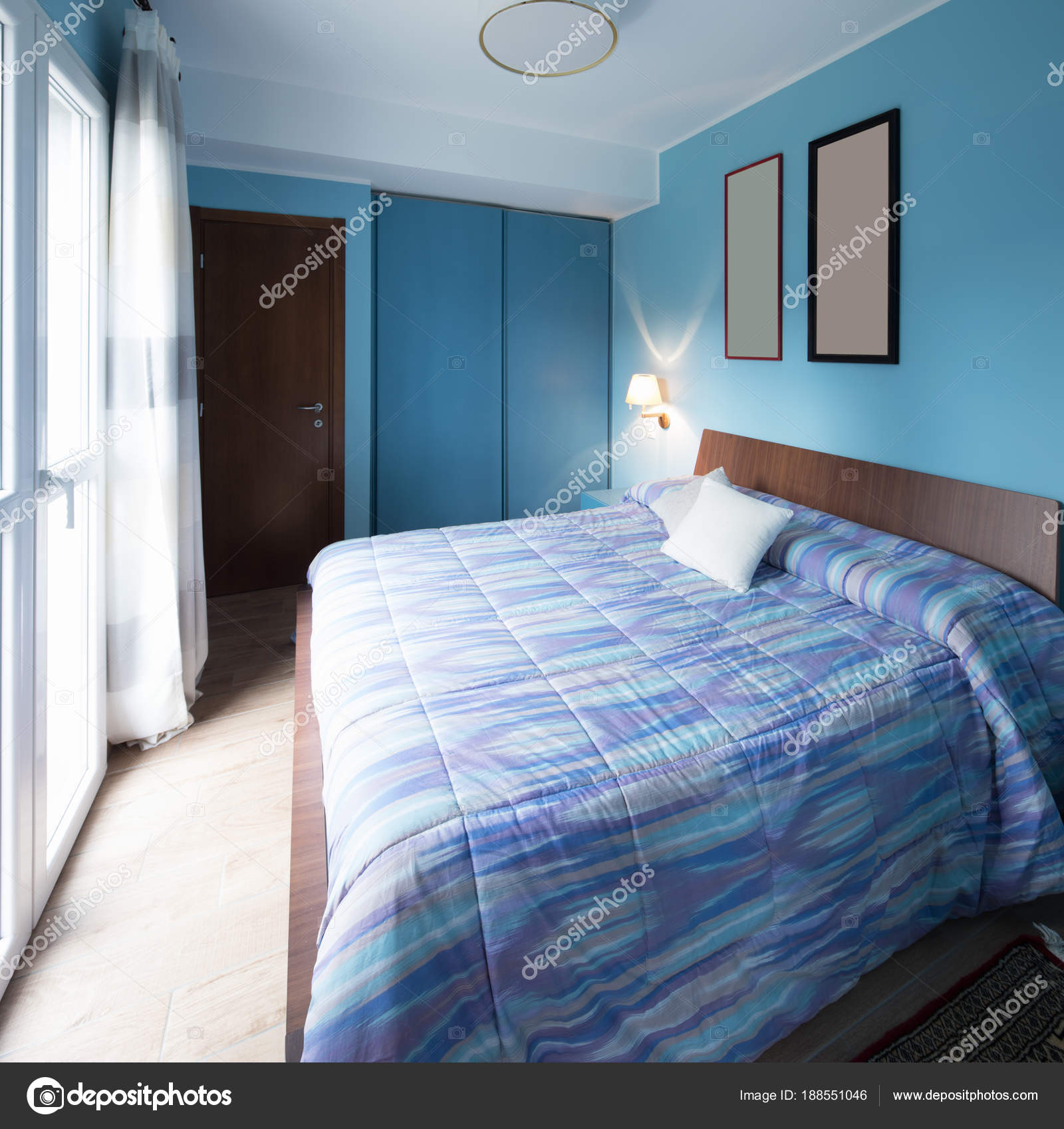 Blaues Schlafzimmer Mit Bildern An Der Wand Stockfoto