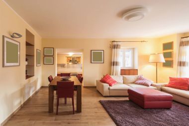 Sandalyeler ve oturma odasında tablo ayrıntı