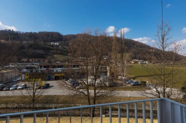 Bir apartmanın balkonundan görüntülemek