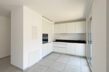 Modern daire içinde pencere eşiği ile beyaz mutfak