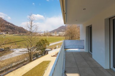 Bir apartmanın balkonundan görüntülemek