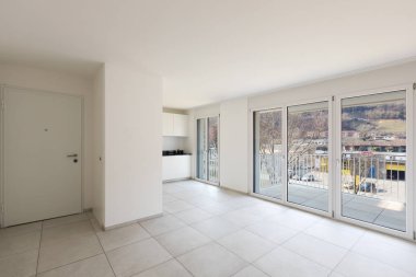 Büyük pencereler ile boş oturma odası