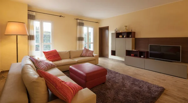 Sala de estar mobilada em um apartamento moderno — Fotografia de Stock