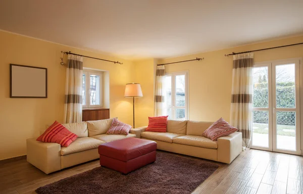 Modern bir dairede bir şekilde döşenmiş oturma odası