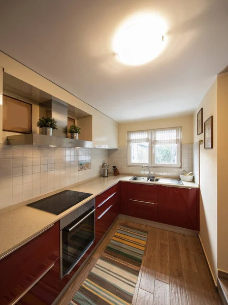 Cucina moderna rossa con nuovi elettrodomestici — Foto Stock