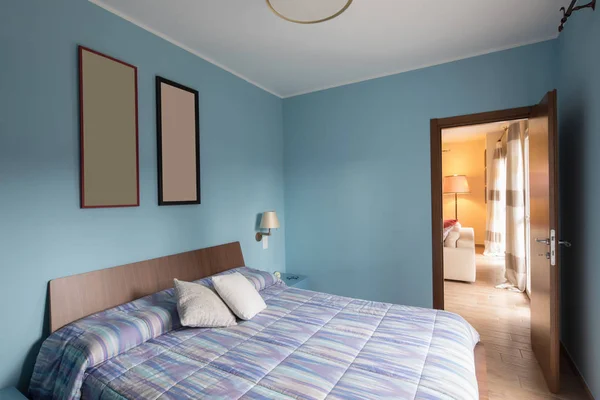 Dormitorio azul con marcos en la pared —  Fotos de Stock