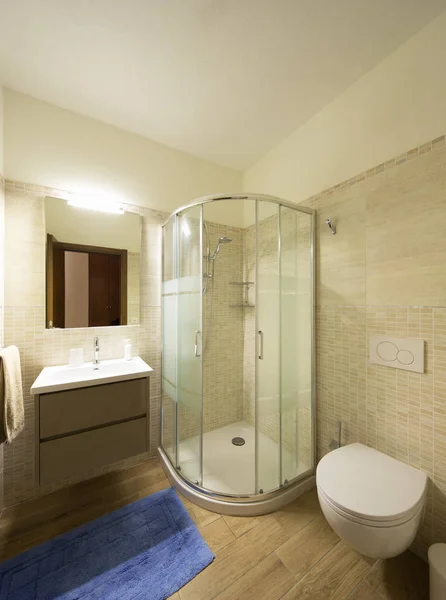 Bagno moderno con piastrelle. Grande doccia . — Foto Stock