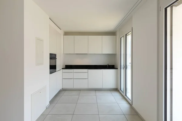 Cocina blanca con ventanas en apartamento moderno — Foto de Stock