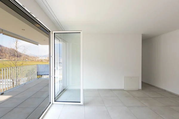 Leeres Wohnzimmer mit großen Fenstern — Stockfoto