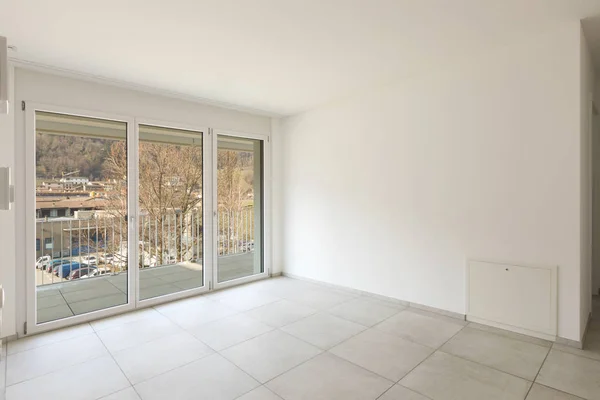 Salón vacío con grandes ventanales — Foto de Stock