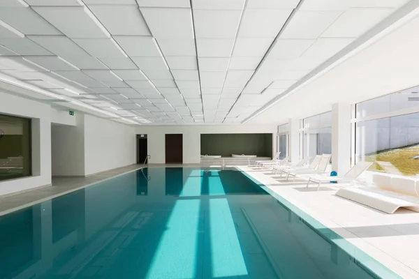 Overdekt zwembad in een privéwoning — Stockfoto