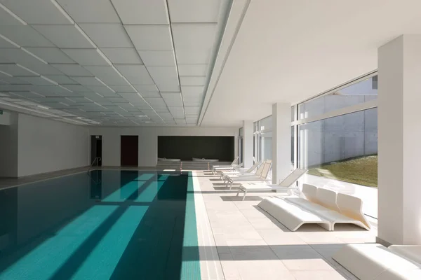 Überdachter Pool in einer privaten Residenz — Stockfoto