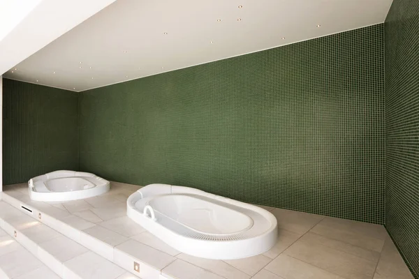 带绿色墙壁的私人区域的按摩浴缸 — 图库照片