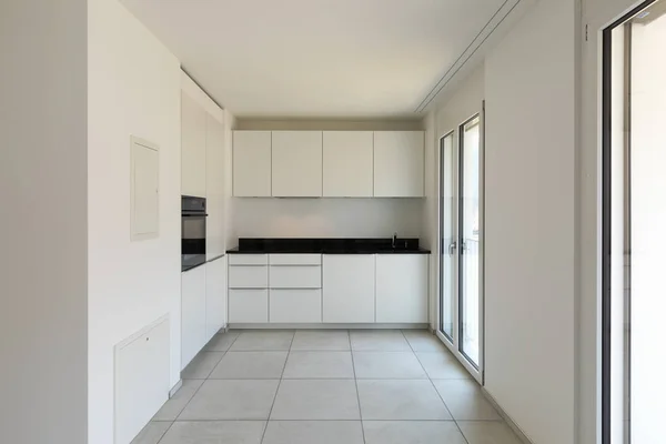 モダンなアパートメントの窓と白いキッチン — ストック写真