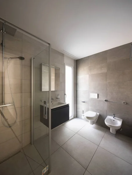 Banheiro moderno com mármore em um apartamento moderno — Fotografia de Stock
