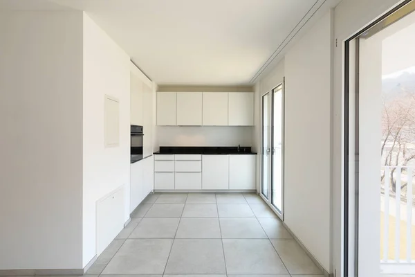 Cocina blanca con ventanas en apartamento moderno — Foto de Stock