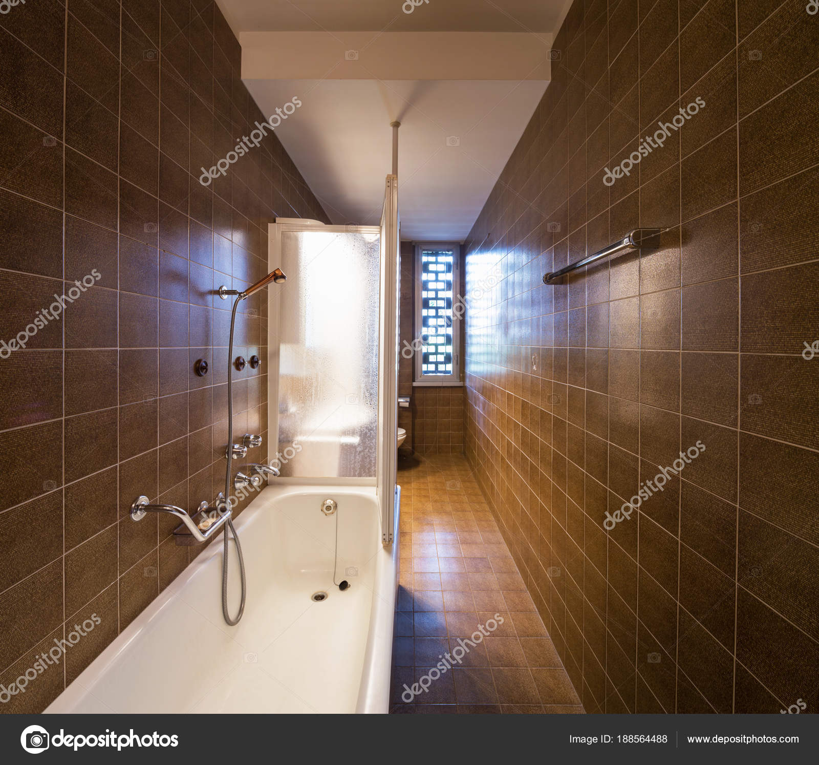 Bagno vintage nellappartamento da ristrutturare — foto stock ... Bagno da ristrutturare