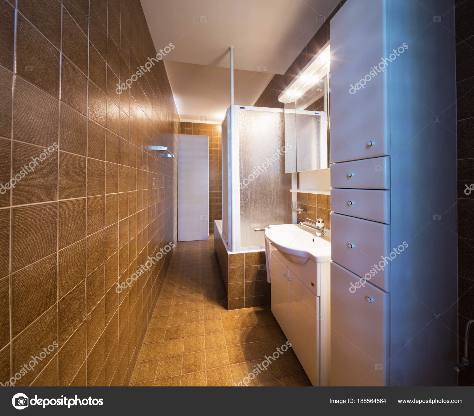 Bagno vintage nellappartamento da ristrutturare — foto stock ... Bagno da ristrutturare