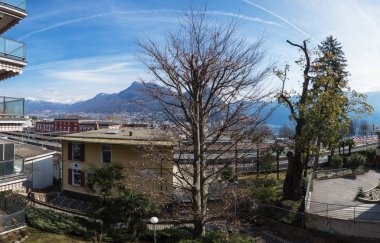 Göl kenarında terası olan daire manzarası