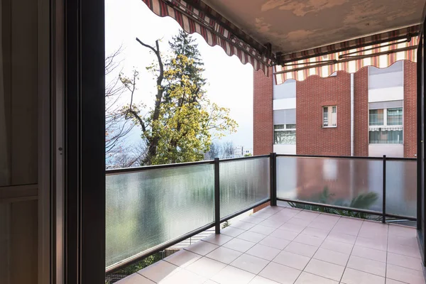 Terrasse mit Blick auf die Natur einer Wohnung — Stockfoto