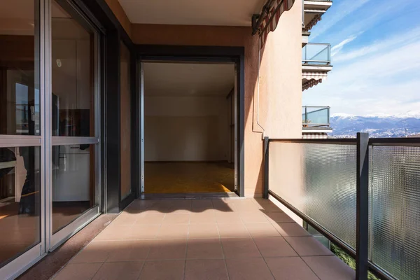 Terrazza con vista sulla natura di un appartamento — Foto Stock