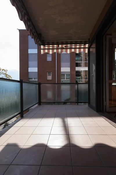 Терраса с видом на природу квартиры — стоковое фото