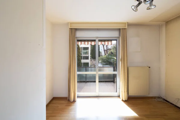 Weißer, leerer Raum mit Fenster und Parkett — Stockfoto