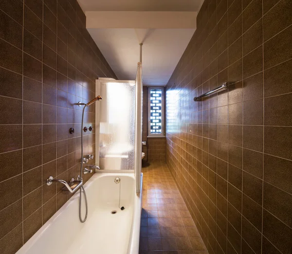 老式浴室在公寓装修 — 图库照片