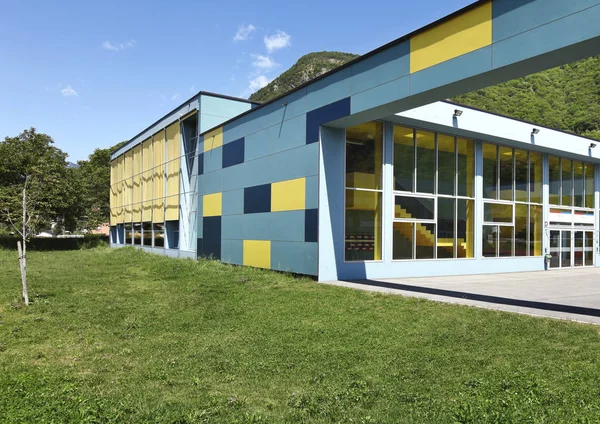 Offentlig skole, utvendig arkitektur – stockfoto