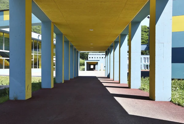 Escola pública, arquitetura exterior — Fotografia de Stock