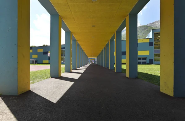 Devlet Okulu, dış mimari — Stok fotoğraf