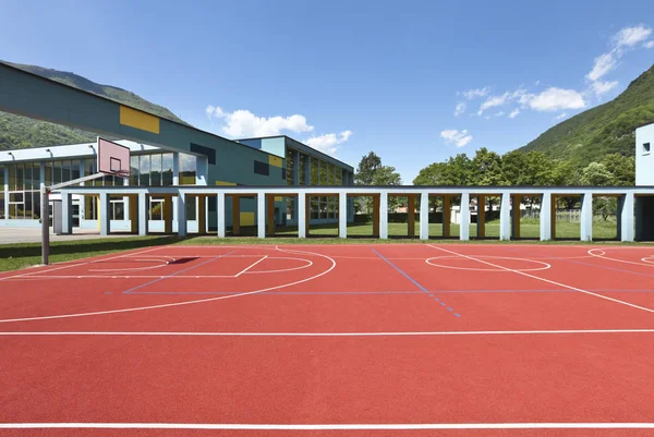 Scuola pubblica, architettura esterna — Foto Stock