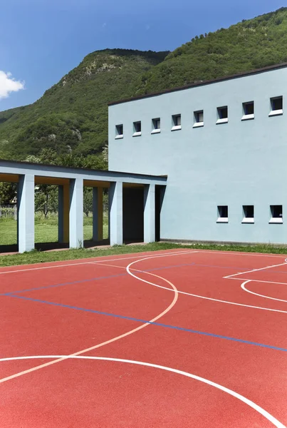 Escuela pública, arquitectura exterior —  Fotos de Stock