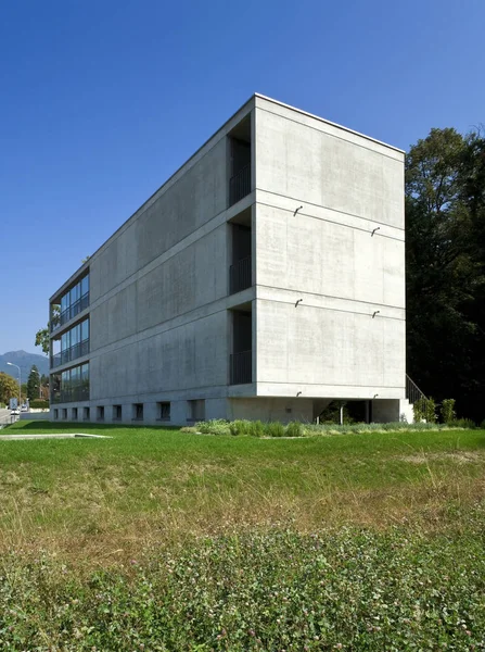 Immeuble moderne, vue depuis le jardin — Photo