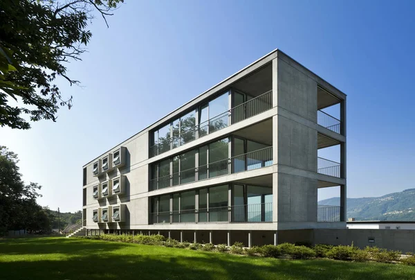 Modern building, view from the garden — Stock Photo, Image