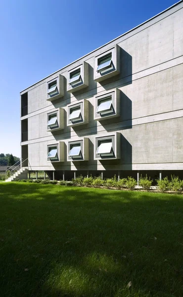 Edifício moderno, vista do jardim — Fotografia de Stock