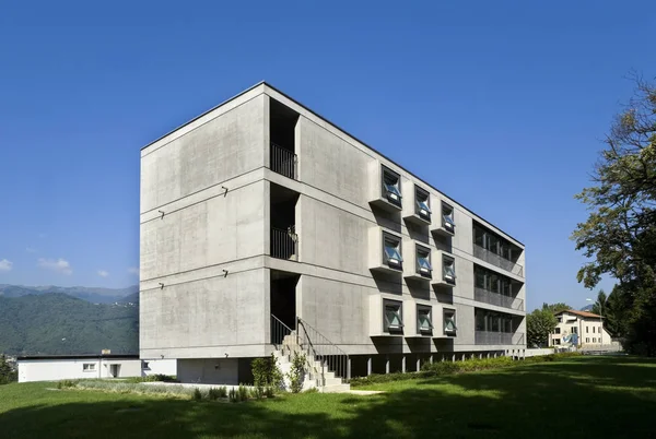 Edificio moderno, vista desde el jardín — Foto de Stock