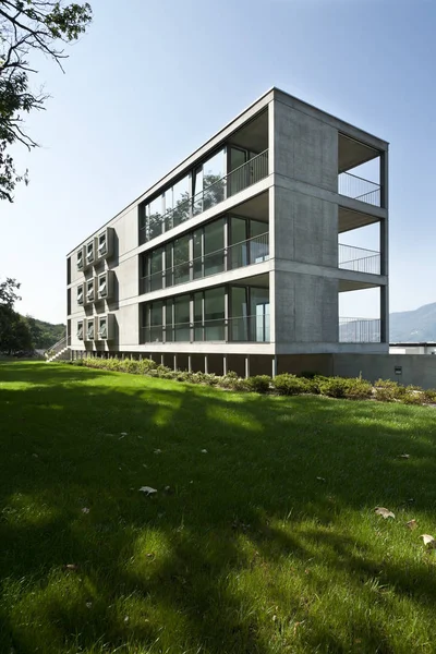 Immeuble moderne, vue depuis le jardin — Photo