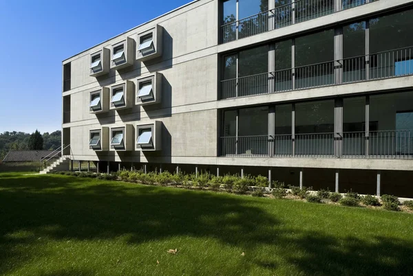 Edifício moderno, vista do jardim — Fotografia de Stock