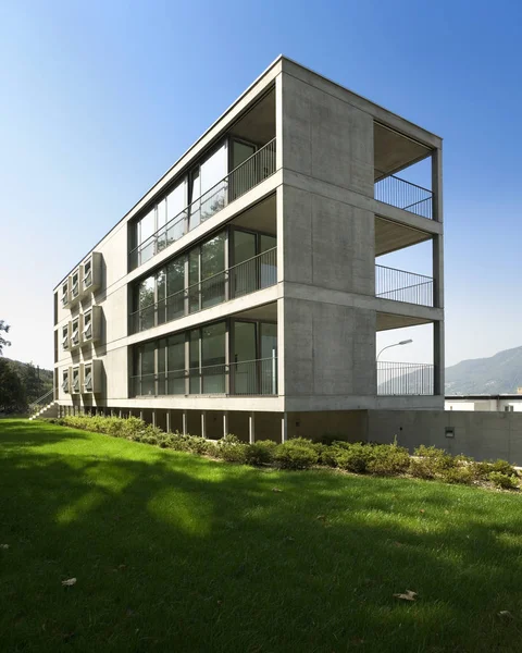 Edificio moderno, vista dal giardino — Foto Stock