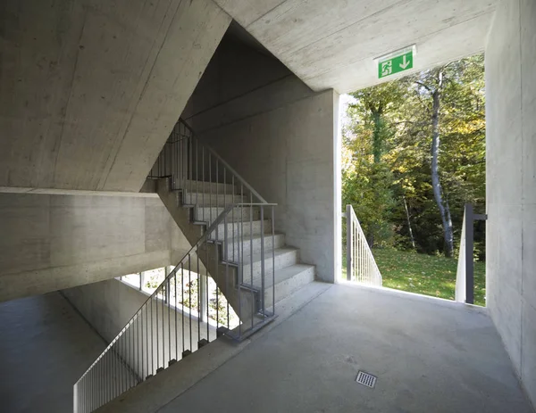 Nieuwe interieur beton corridor — Stockfoto