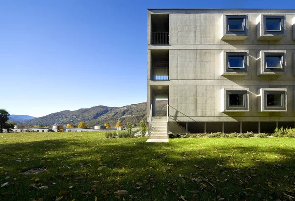 Edificio moderno, vista desde el jardín — Foto de Stock