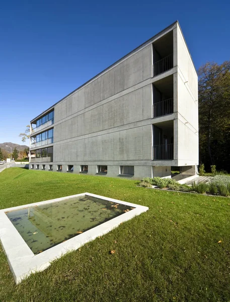 Moderne gebouw met zwembad, uitzicht vanuit de tuin — Stockfoto