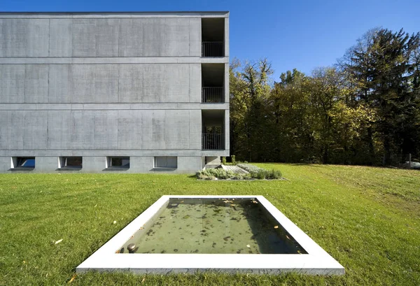 Edificio moderno con piscina, vista dal giardino — Foto Stock