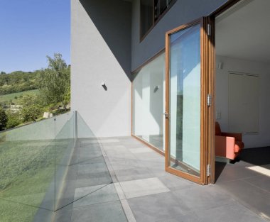 Modern oturma odası Teras üzerinde bir pencere ile