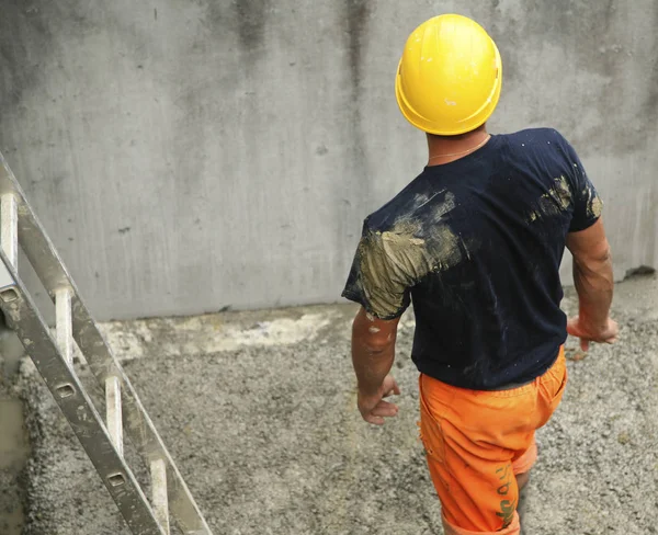 Trabajador constructor en equipo de protección de seguridad — Foto de Stock