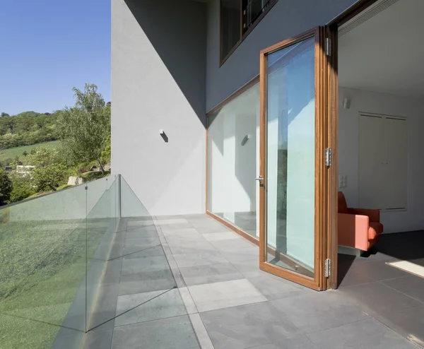 Moderno salón con ventana a la terraza —  Fotos de Stock