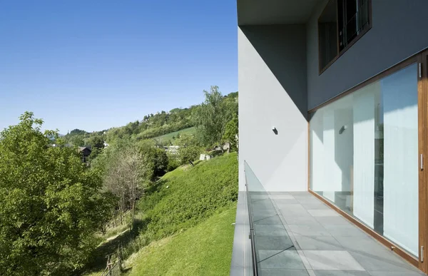 Balcone esterno della villa in stile moderno — Foto Stock